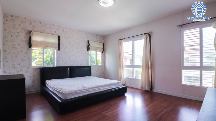 บ้านเดี่ยวมือสอง นนทบุรี ม.ชัยพฤกษ์ บางใหญ่ คุณภาพจากแบรนด์ L&H เนื้อที่กว้าง 56.20 ตร.ว. ฟังก์ชัน 3 ห้องนอน 3 ห้องน้ำ 2 ที่จอดรถ ภายในตกแต่งโมเดิร์น สภาพมือหนึ่ง พร้อมเข้าอยู่ได้เลย! โครงการตั้งบนทำเลเดินทางสะดวก ใกล้รถไฟฟ้าสายสีม่วง "สถานีคลองบางไผ่" และจุดขึ้นทางด่วน "กาญจนาภิเษก"